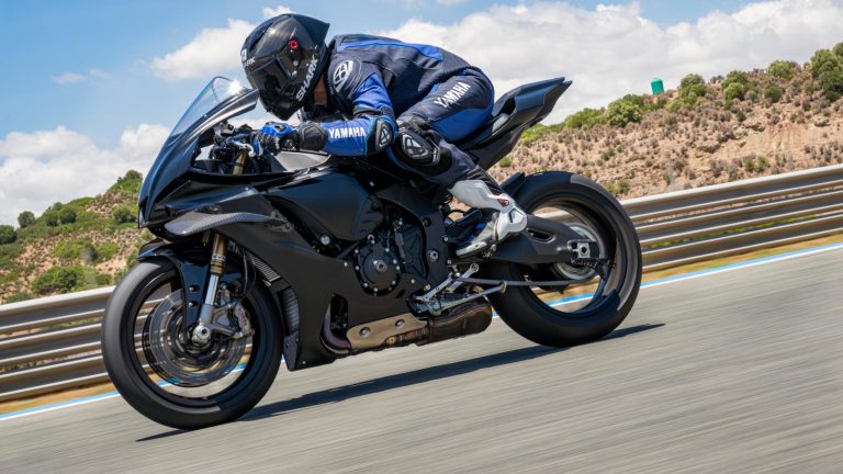 2025-Yamaha-YZF1000R1COMP-EU-Tech_Black-Action-002-03