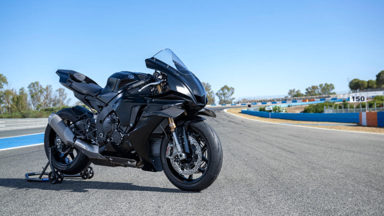2025-Yamaha-YZF1000R1COMP-EU-Tech_Black-Static-004-03