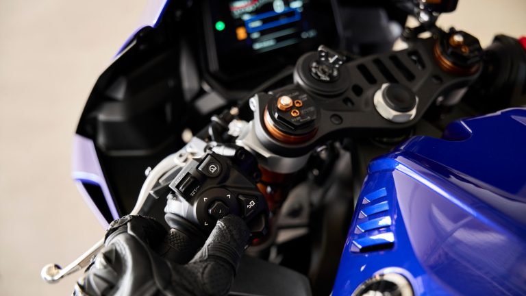 2025-Yamaha-YZF900R9-EU-Detail-011-03