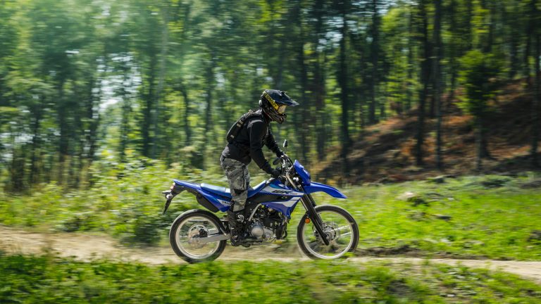 2026-Yamaha-WR125-EU-Icon_Blue-Action-006-03