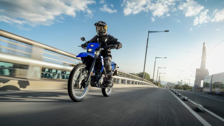 2026-Yamaha-WR125-EU-Icon_Blue-Action-020-03