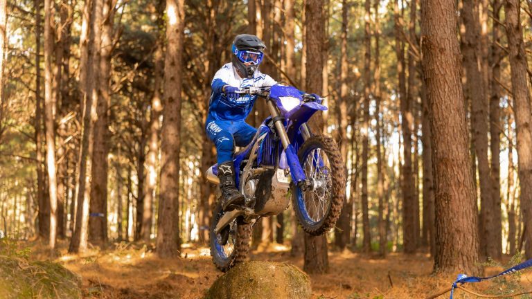 2026-Yamaha-WR450F-EU-Icon_Blue-Action-001-03