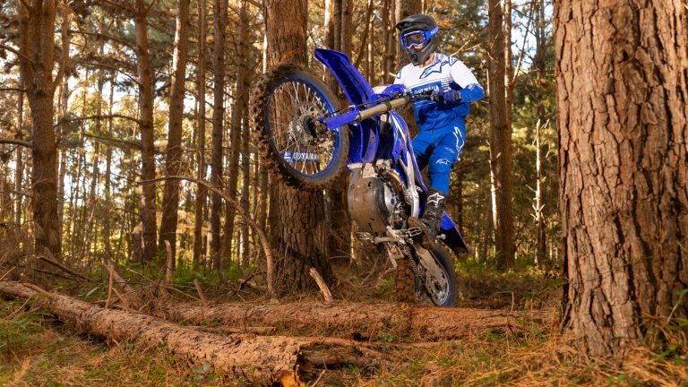 2026-Yamaha-WR450F-EU-Icon_Blue-Action-002-03