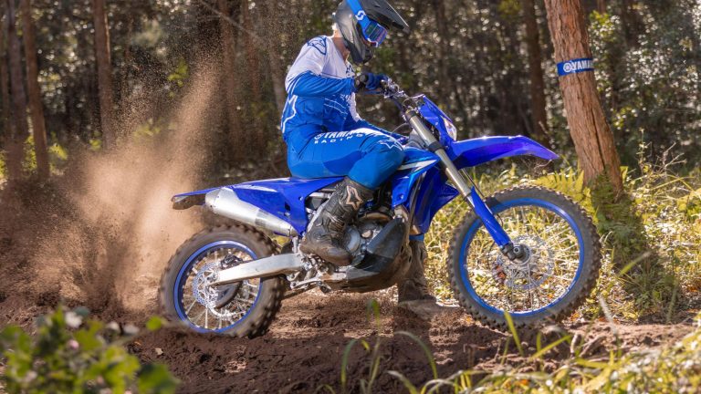 2026-Yamaha-WR450F-EU-Icon_Blue-Action-003-03