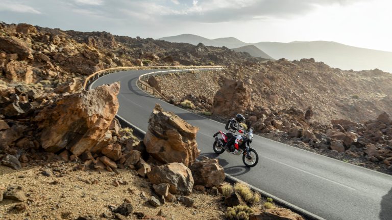 2026-Yamaha-XTZ700D-EU-Redline_White-Action-001-03