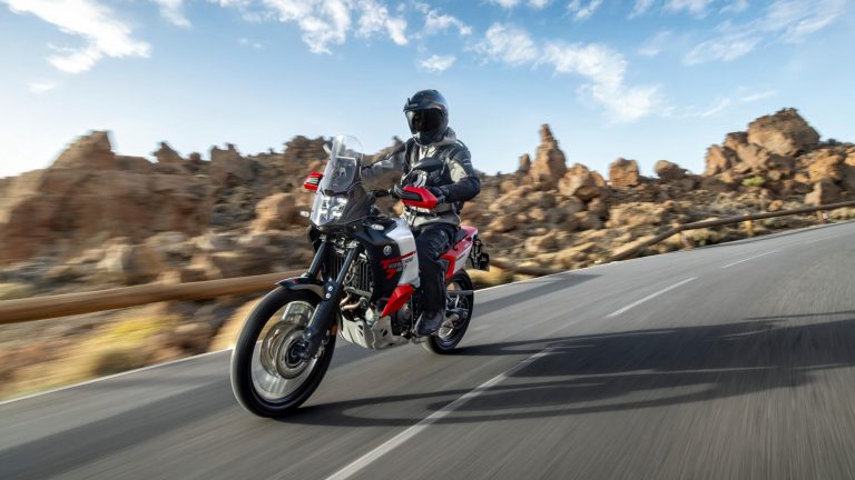 2026-Yamaha-XTZ700D-EU-Redline_White-Action-003-03