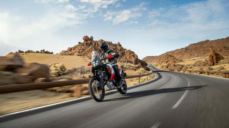 2026-Yamaha-XTZ700D-EU-Redline_White-Action-005-03