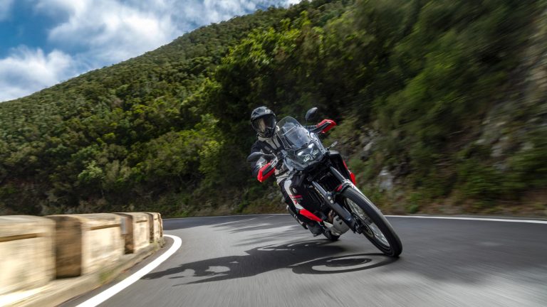 2026-Yamaha-XTZ700D-EU-Redline_White-Action-010-03