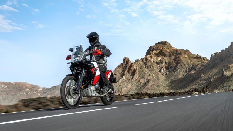 2026-Yamaha-XTZ700D-EU-Redline_White-Action-023-03