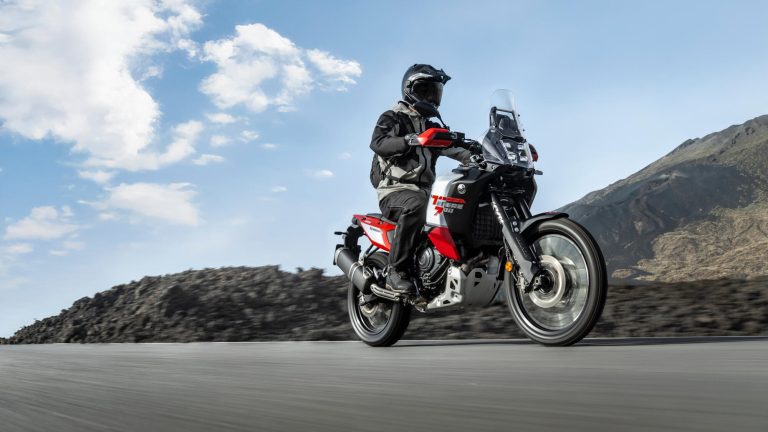 2026-Yamaha-XTZ700D-EU-Redline_White-Action-024-03