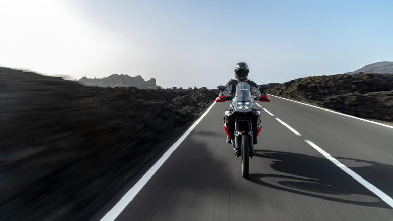 2026-Yamaha-XTZ700D-EU-Redline_White-Action-025-03