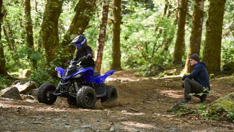 2026-Yamaha-YFM110R-EU-Racing_Blue-Action-003-03