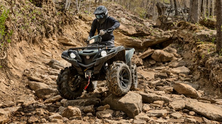 2026-Yamaha-YFM700FWAD-X-EU-Moss_Grey___Tactical_Black-Action-002-03