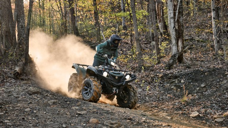 2026-Yamaha-YFM700FWAD-X-EU-Moss_Grey___Tactical_Black-Action-003-03