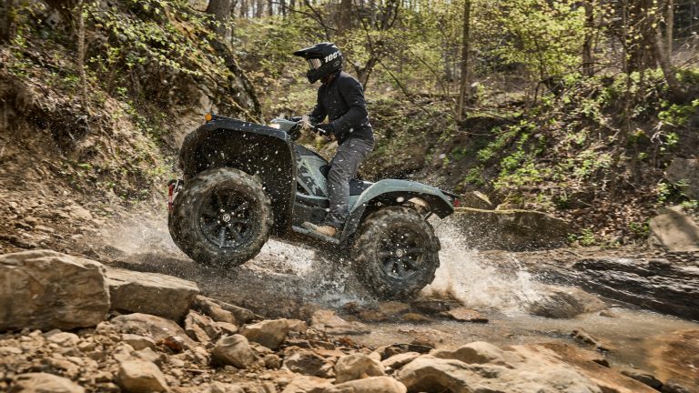 2026-Yamaha-YFM700FWAD-X-EU-Moss_Grey___Tactical_Black-Action-004-03