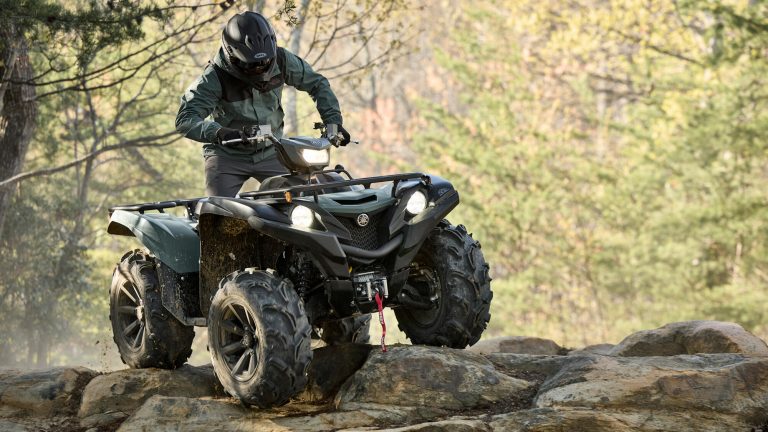 2026-Yamaha-YFM700FWAD-X-EU-Moss_Grey___Tactical_Black-Action-007-03