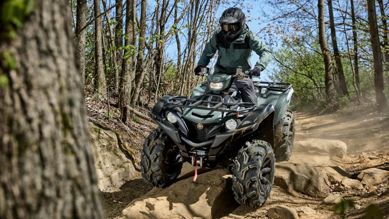 2026-Yamaha-YFM700FWAD-X-EU-Moss_Grey___Tactical_Black-Action-008-03