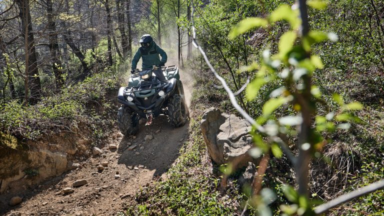 2026-Yamaha-YFM700FWAD-X-EU-Moss_Grey___Tactical_Black-Action-010-03