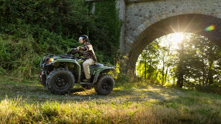 2026-Yamaha-YFM700FWBD-EU-Olive_Green-Action-008-03