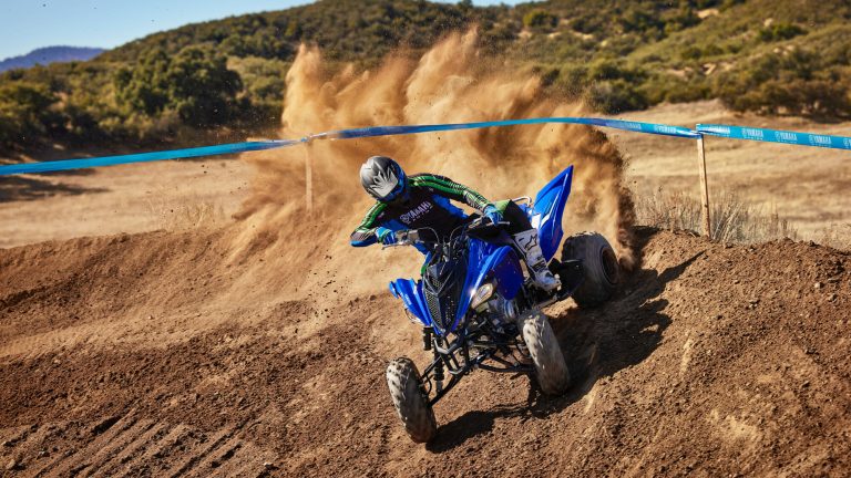 2026-Yamaha-YFM700R-S-EU-Racing_Blue-Action-002-03