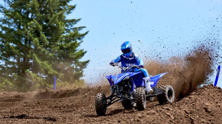 2026-Yamaha-YFZ450R-EU-Racing_Blue-Action-002-03