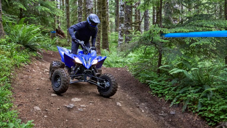 2026-Yamaha-YFZ450R-EU-Racing_Blue-Action-004-03