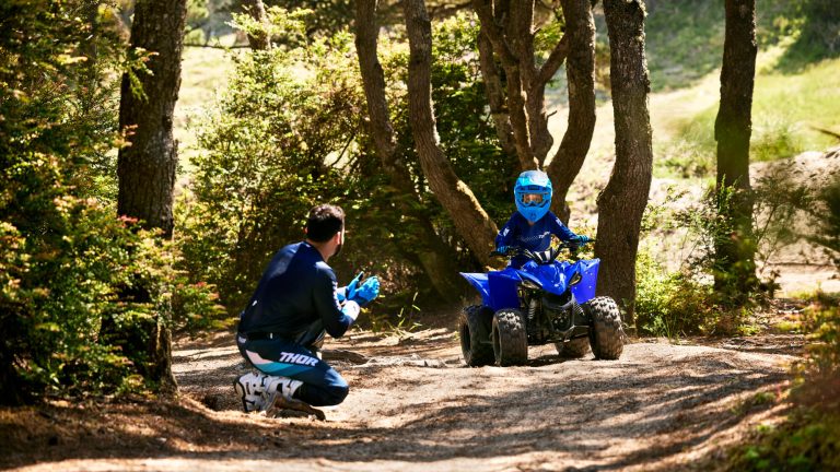 2026-Yamaha-YFZ50-EU-Racing_Blue-Action-002-03
