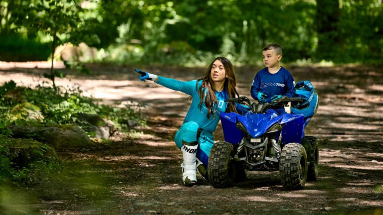 2026-Yamaha-YFZ50-EU-Racing_Blue-Static-001-03