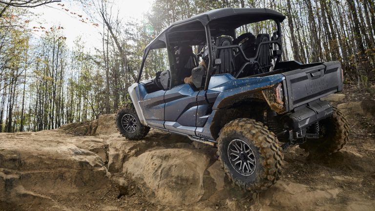 2026-Yamaha-YXF1000ELS-EU-EU-Backcountry_Blue___Silver_Metallic-Action-008-03