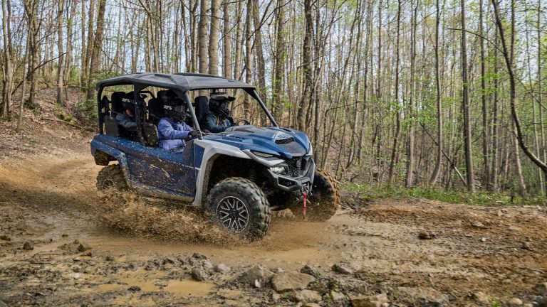 2026-Yamaha-YXF1000EW-EU-EU-Backcountry_Blue___Silver_Metallic-Action-005-03