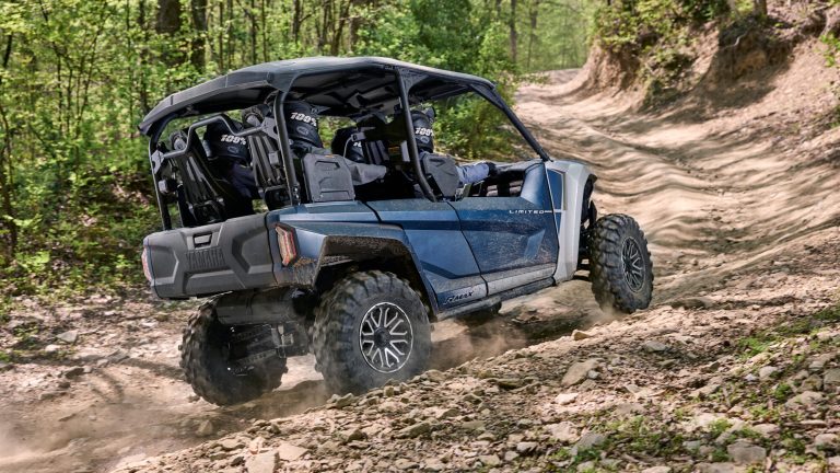 2026-Yamaha-YXF1000EW-EU-EU-Backcountry_Blue___Silver_Metallic-Action-006-03