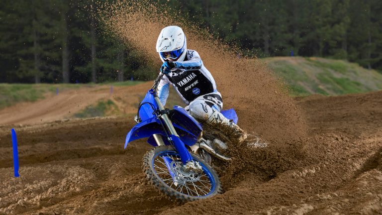 2026-Yamaha-YZ125LC-EU-Icon_Blue-Action-002-03