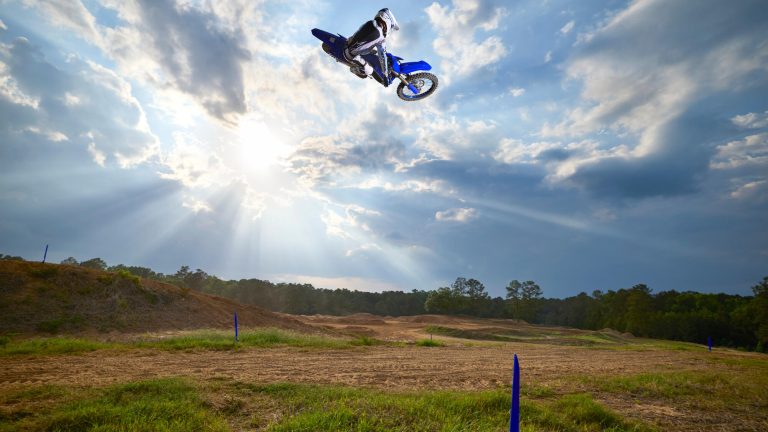 2026-Yamaha-YZ125LC-EU-Icon_Blue-Action-004-03