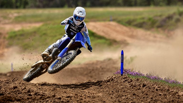 2026-Yamaha-YZ125LC-EU-Icon_Blue-Action-005-03