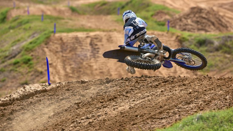 2026-Yamaha-YZ125LC-EU-Icon_Blue-Action-006-03