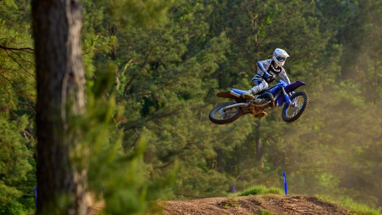 2026-Yamaha-YZ125LC-EU-Icon_Blue-Action-007-03