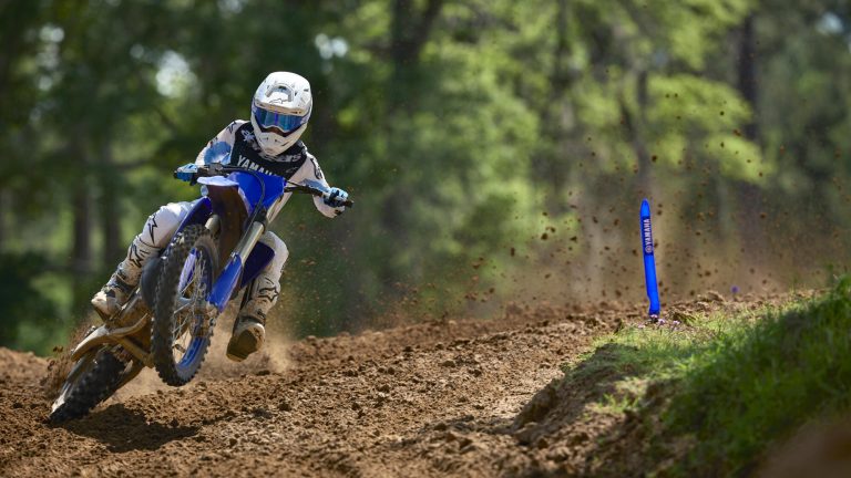 2026-Yamaha-YZ125LC-EU-Icon_Blue-Action-008-03