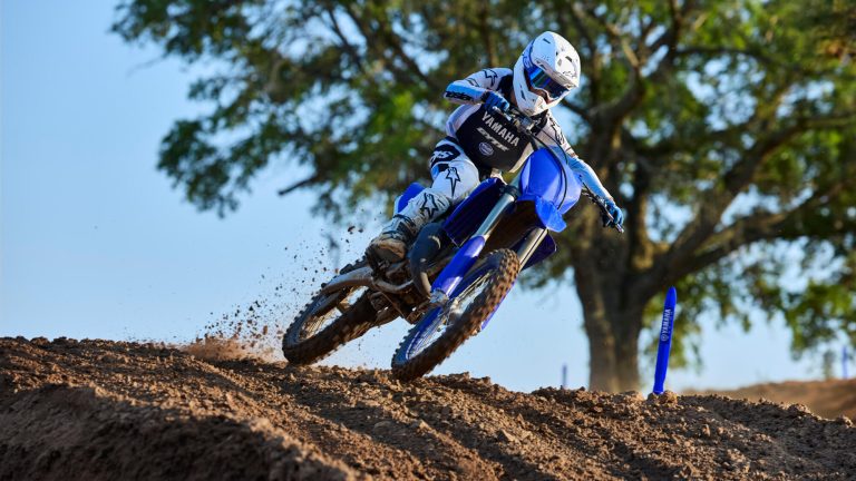 2026-Yamaha-YZ125LC-EU-Icon_Blue-Action-010-03