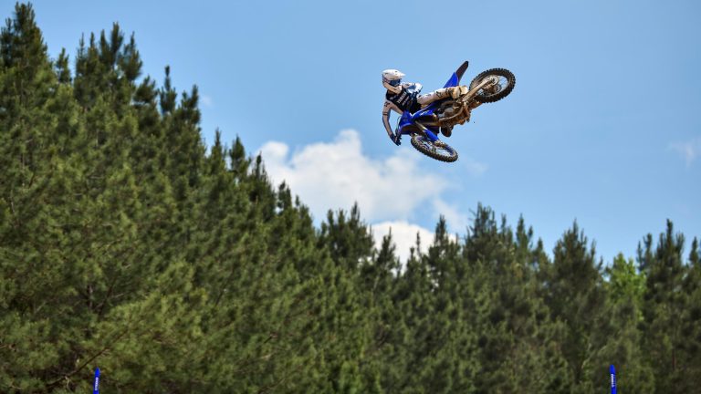 2026-Yamaha-YZ125LC-EU-Icon_Blue-Action-011-03