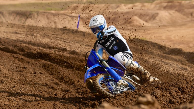 2026-Yamaha-YZ125LC-EU-Icon_Blue-Action-012-03