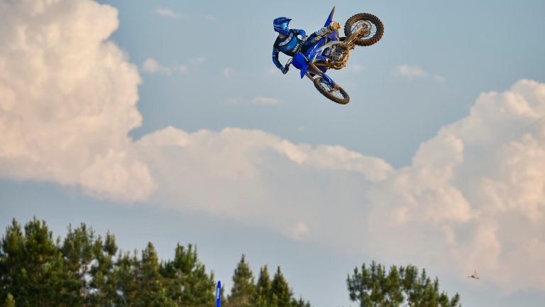 2026-Yamaha-YZ250F-EU-Icon_Blue-Action-003-03