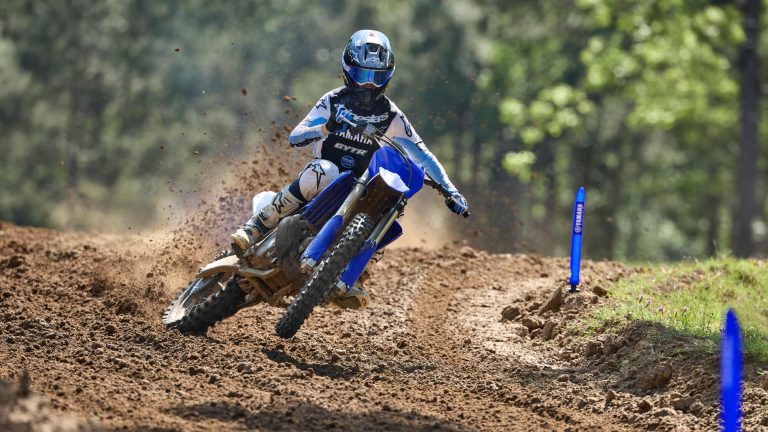 2026-Yamaha-YZ250LC-EU-Icon_Blue-Action-001-03