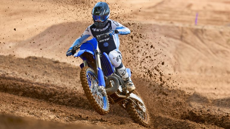 2026-Yamaha-YZ250LC-EU-Icon_Blue-Action-002-03