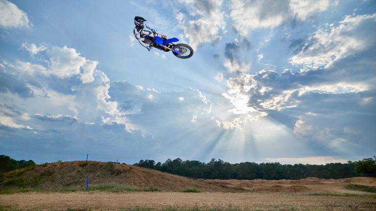 2026-Yamaha-YZ250LC-EU-Icon_Blue-Action-003-03