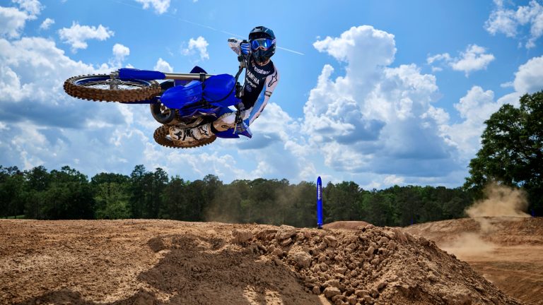 2026-Yamaha-YZ250LC-EU-Icon_Blue-Action-004-03