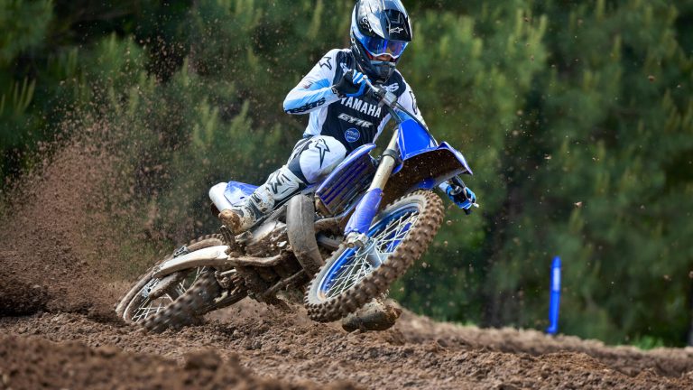 2026-Yamaha-YZ250LC-EU-Icon_Blue-Action-005-03