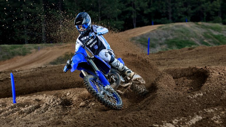 2026-Yamaha-YZ250LC-EU-Icon_Blue-Action-006-03
