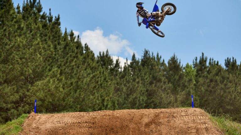 2026-Yamaha-YZ250LC-EU-Icon_Blue-Action-007-03