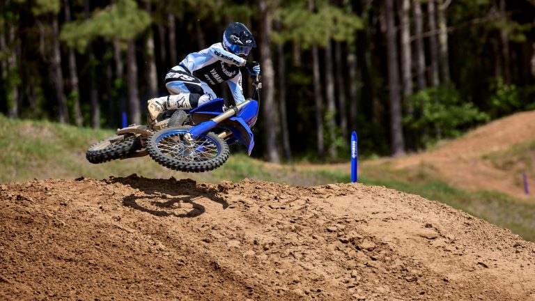 2026-Yamaha-YZ250LC-EU-Icon_Blue-Action-008-03