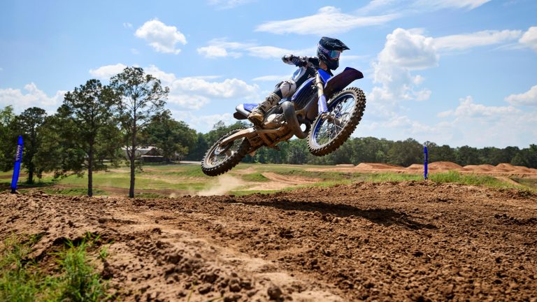 2026-Yamaha-YZ250LC-EU-Icon_Blue-Action-009-03